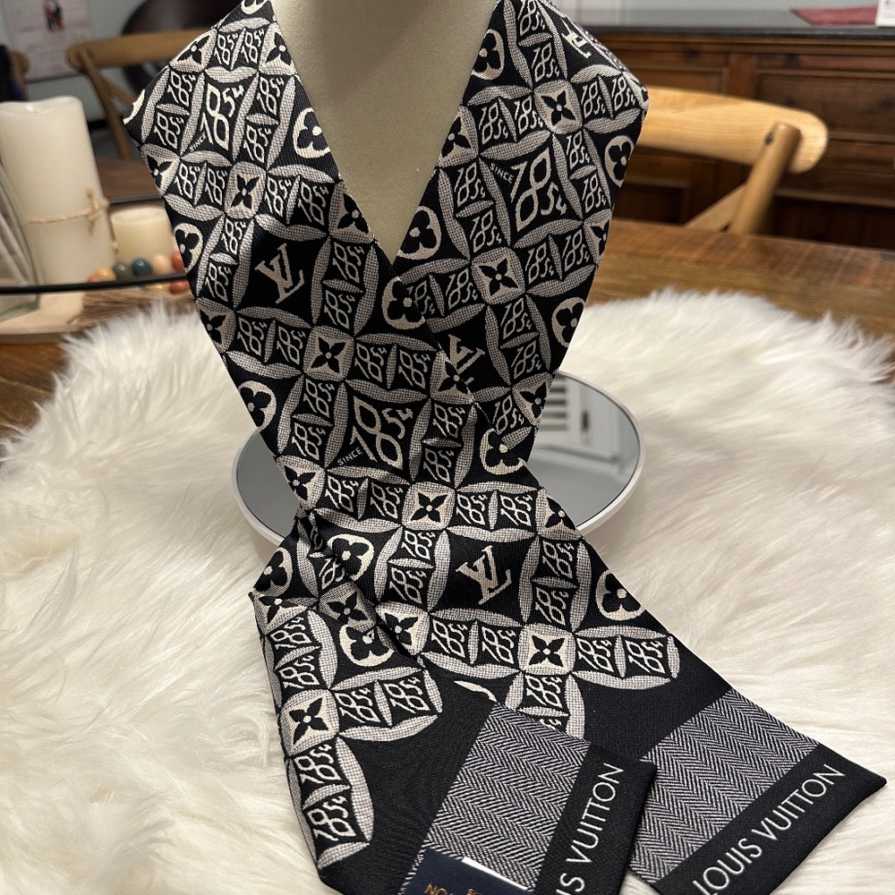 ❌❌SOLD❌❌🖤🤍RARE Louis Vuitton 1854 Black and White Bandeau🤍🖤